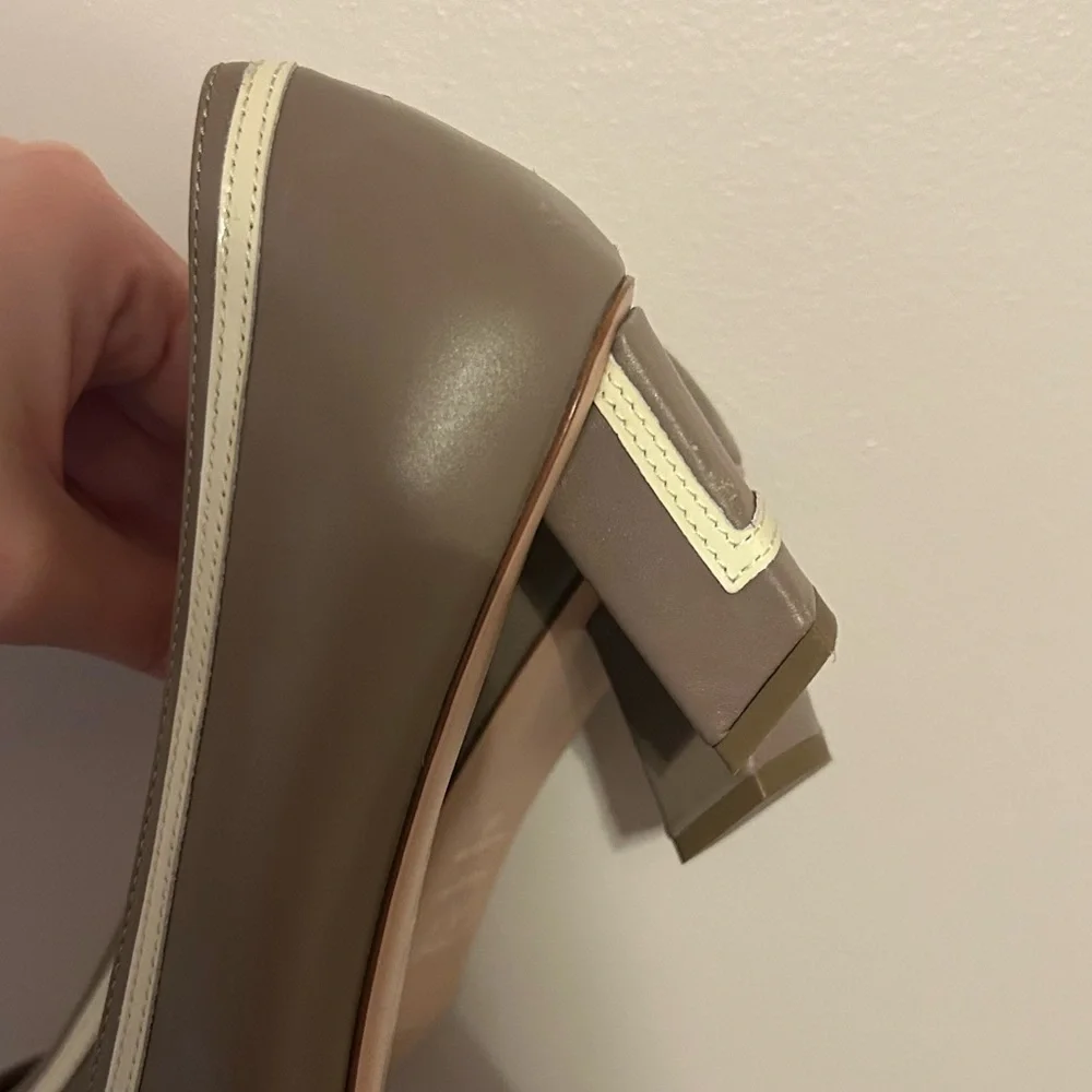 Roger Vivier Beige Square-Toe Flats - Picture 5 of 7